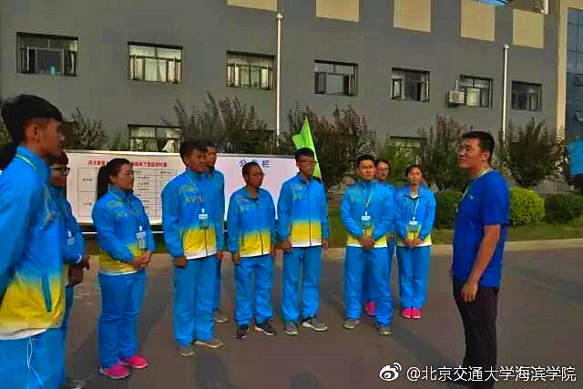 党委副书记魏炜在比赛现场为我校运动员加油.jpg
